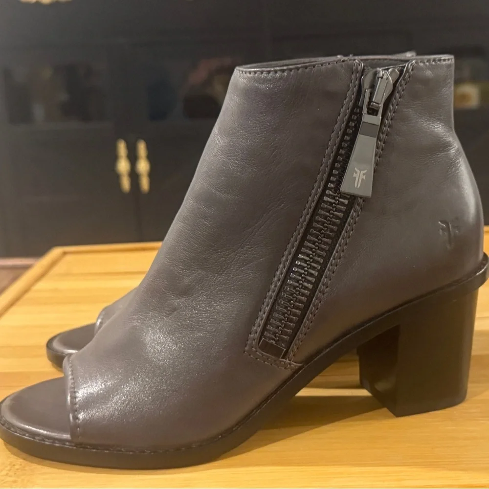 Frye Brielle Charcoal Leather Peep-Toe Ankle Booties Women’s 6M Like New